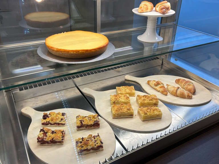 Auf dem Bild ist eine Vitrine zu sehen, in welcher diverse Kuchen ausgestellt sind.